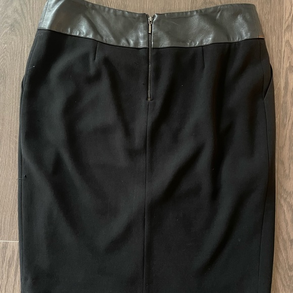 Judith and Charles short skirt wool crepe with leather waistband size 10 - Picture 3 of 3